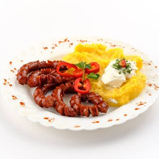 Mămăliguță cu brânză și carnaciori bănățeni 