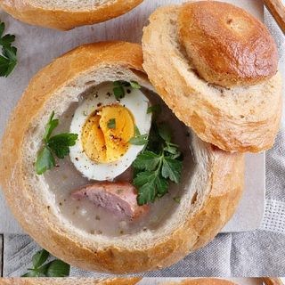 Żurek z jajkiem i kiełbasą W CHLEBKU