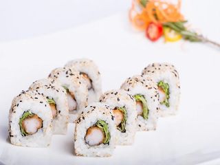 Uramaki Tempura de Langostino con Teriyaki