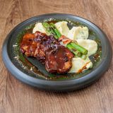 Glazirani svinjski vrat sa šparglama i pire krompirom