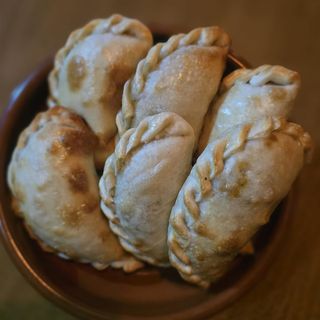 6 Empanadas De Carne + 1 litro de vino tinto de la casa 