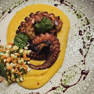 Tentacule de caracatita cu velute de cartofi si morcovi