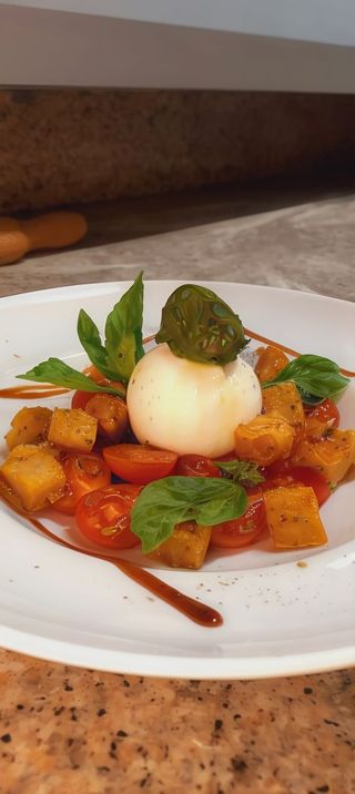 Burratina Con Tomate Cherry Y Pesto De Albahaca