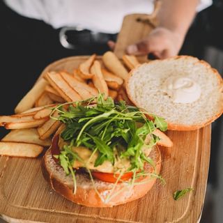 Hamburguesa de ternera con patatas