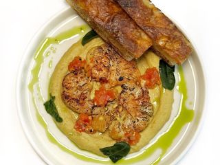 Стейк з цвітної капусти з хумусом та сальсою (200g)