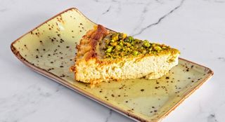 Tarta De Queso, Pistacho Y Chocolate Blanco (Porción)