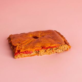1/4 Empanada gallega de bonito, cebolla y pimiento asado
