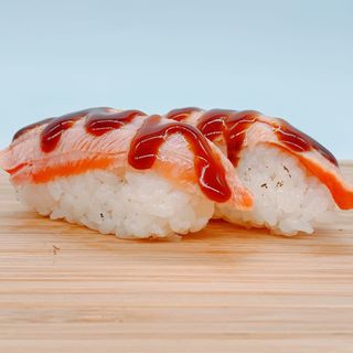 Nigiri de salmón flameado con salsa teriyaki