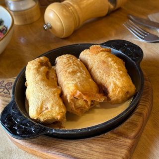 Хрусткі млинці з куркою та грибами 