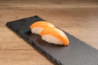 46. Nigiri Salmón (2 Uds.)