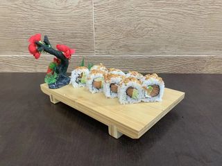 A34 Califórnia de salmão com cebola frita (8 peças)