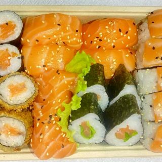  33 - Sushi misto + sashimi (26 peças)