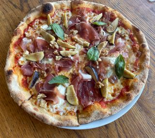 PIZZA DE HIGOS Y PARMA