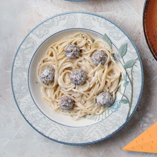 Фрикаделькілер қосылған  спагетти/Спагетти с фрикадельками