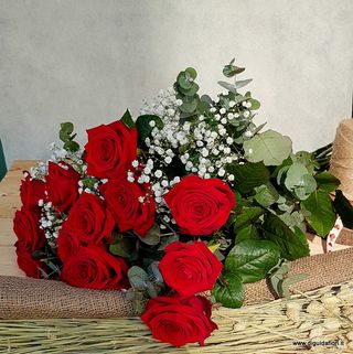 7 Rose rosse lunghe confezione regalo elegante