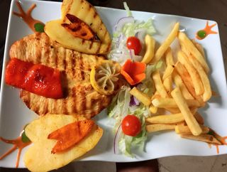 Pollo A La Parrilla Con Patatas Fritas