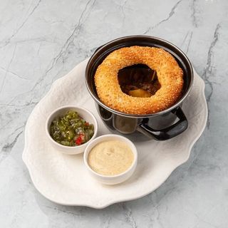 Жаркое из птицы с говяжьими колбасками