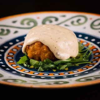 Frittatina di pasta con fonduta di formaggio