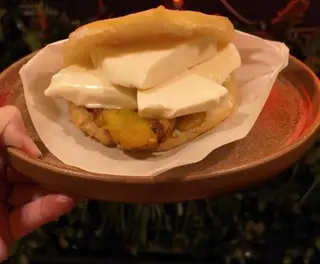 Arepa de plátano frito con queso de mano