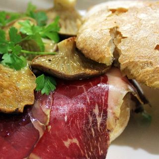 Cecina De Leon, Formatge Gorgonzola i Confitura de figa.