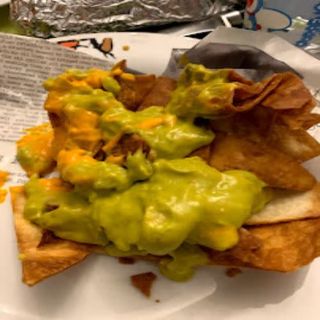 Nachos con salsa de queso o guacamole