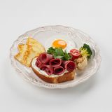 Завтрак с сыром халуми и копченым мясом