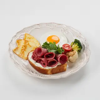 Завтрак с сыром халуми и копченым мясом