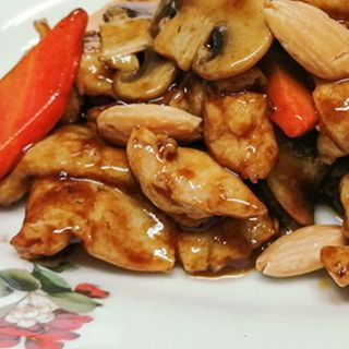 Pollo con mandorle