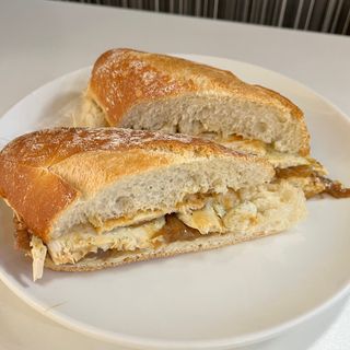 Bocadillo Pechuga De Pollo Cebolla Caramelizada y salsa miel mostaza