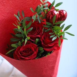 Bukiet z 3 czerwonych róz z serduszkiem