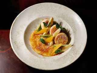 Сирники з фруктами та соусом крем брюле (300г)