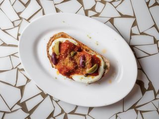 Тост з печеними томатами