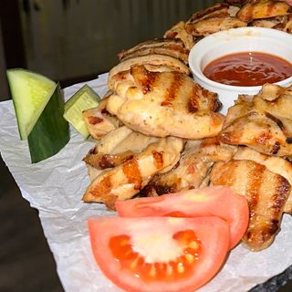 Шашлик з філе курячого стегна зі свіжими овочами (200/100/30г)