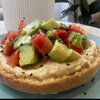 Tostada con Hummus Casero aguacate y tomate 