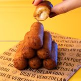 Tequeños de Masa de  Plátano rellenos de Queso Blanco