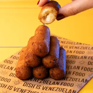 Tequeños de Masa de  Plátano rellenos de Queso Blanco (6 ud)