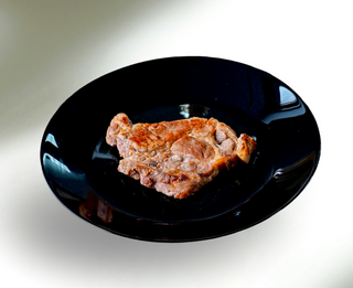 Ceafă la plită cu cartofi prăjiți și salată de varză