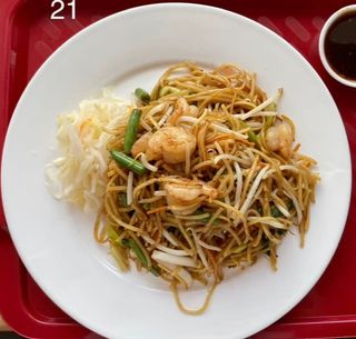 21 Smażony makaron z krewetkami i warzywami