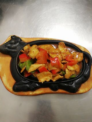 80 Pollo in salsa sathè alla piastra 铁板沙茶鸡