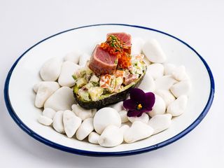 Салат з тунцем, авокадо та кав'яром форелі (220г)