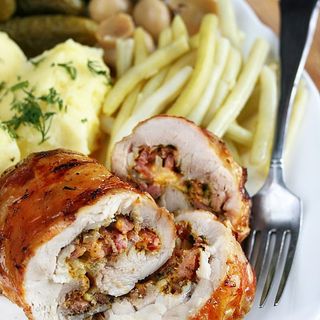 Rolada z kurczaka nadziewana boczkiem i cebulą  ,ziemniaki, surówka, zupa 