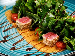 Салат із тунцем в кунжуті та горіховим соусом (200g)