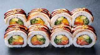 Роял-рол з вугрем, лососем та манго