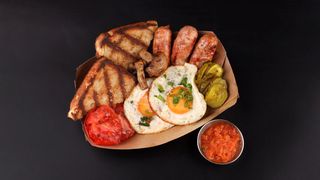 Яєчня з грибами, діжонськими ковбасками та печеними томатами (420г)