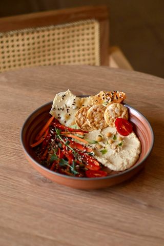 Хумус из нута с овощами и зерновым чипсом