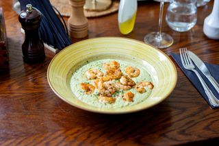 Creveţi cu usturoi și pesto de dovlecei