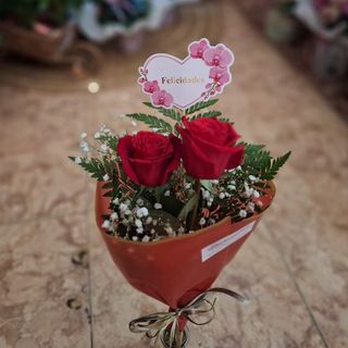 Dos Rosas Rojas "Felicidades"