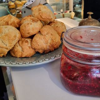 Scone com manteiga e compota