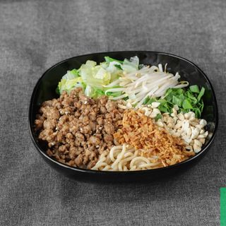 Makaron z sosem sezamowym