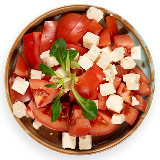 Salată de roșii și cuburi de brânză